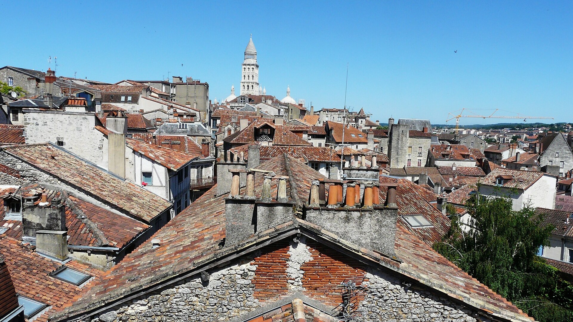Vue sur les toits de la vieille ville de Périgueux, avec la tour de la cathédrale Saint-Front à l'horizon.