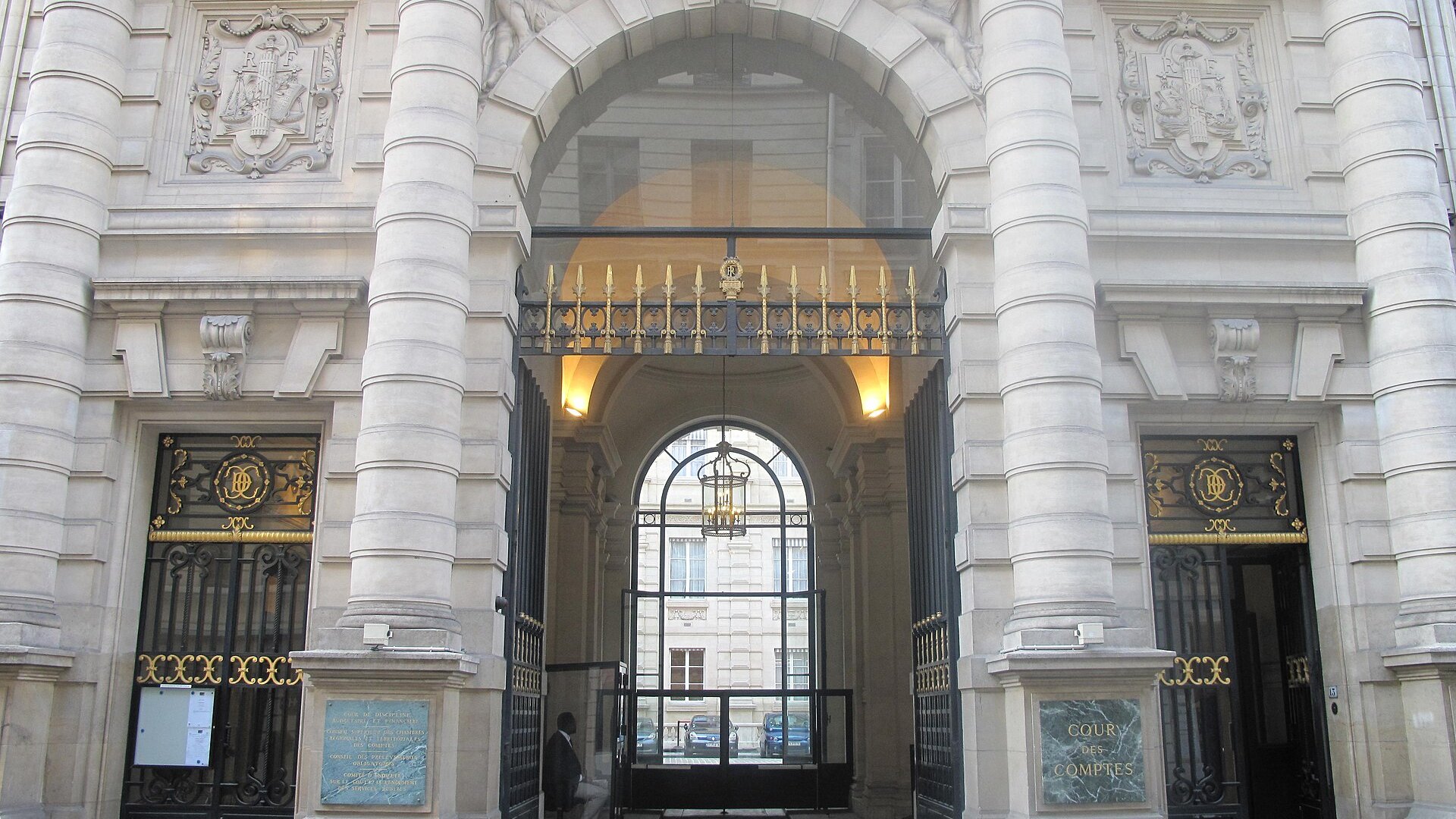 Le portail de la Cour des comptes, entouré d’une façade en pierre.