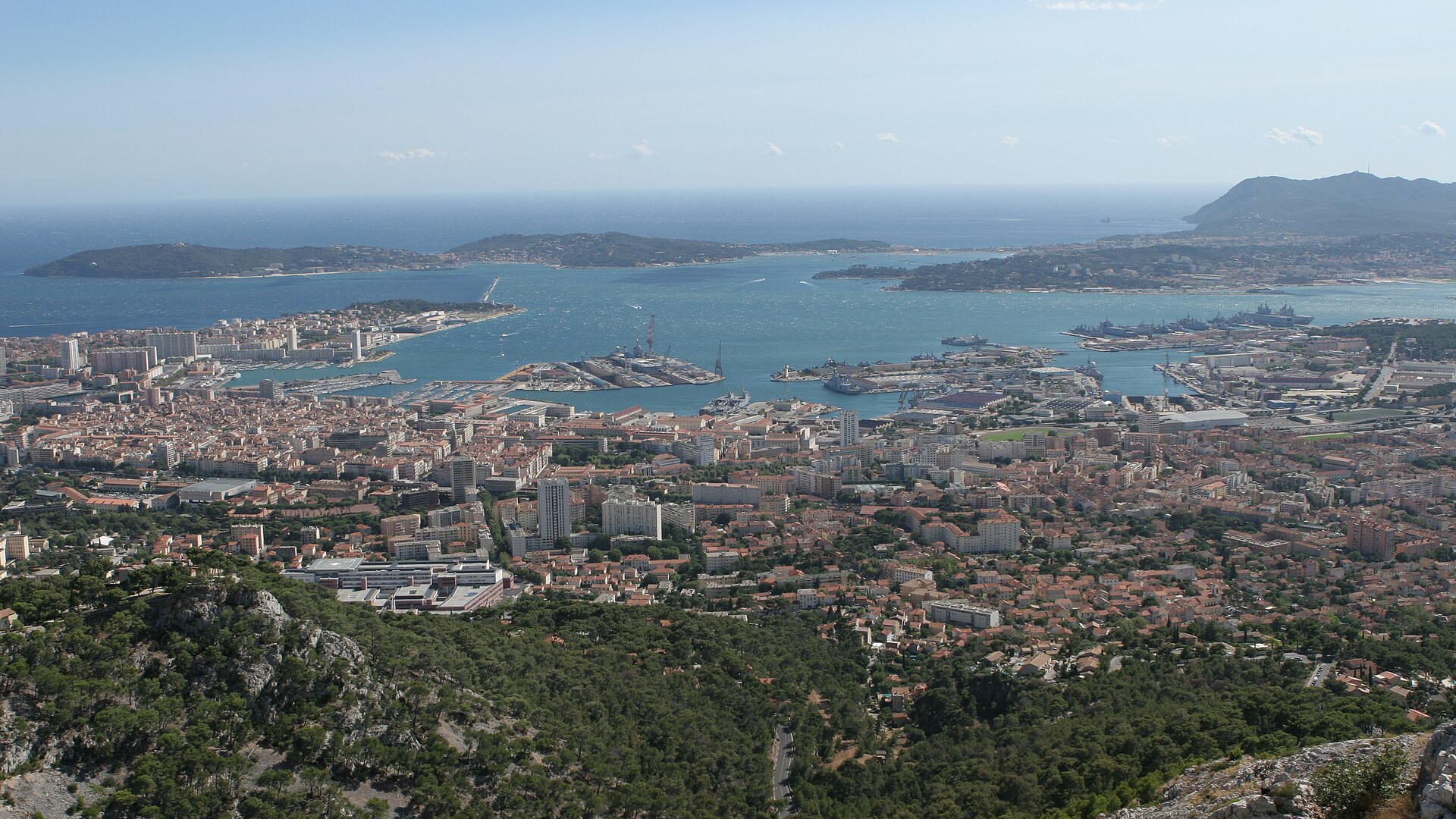 Vue de la ville de Toulon et de sa rade depuis les hauteurs du Mont Faron, sous le soleil