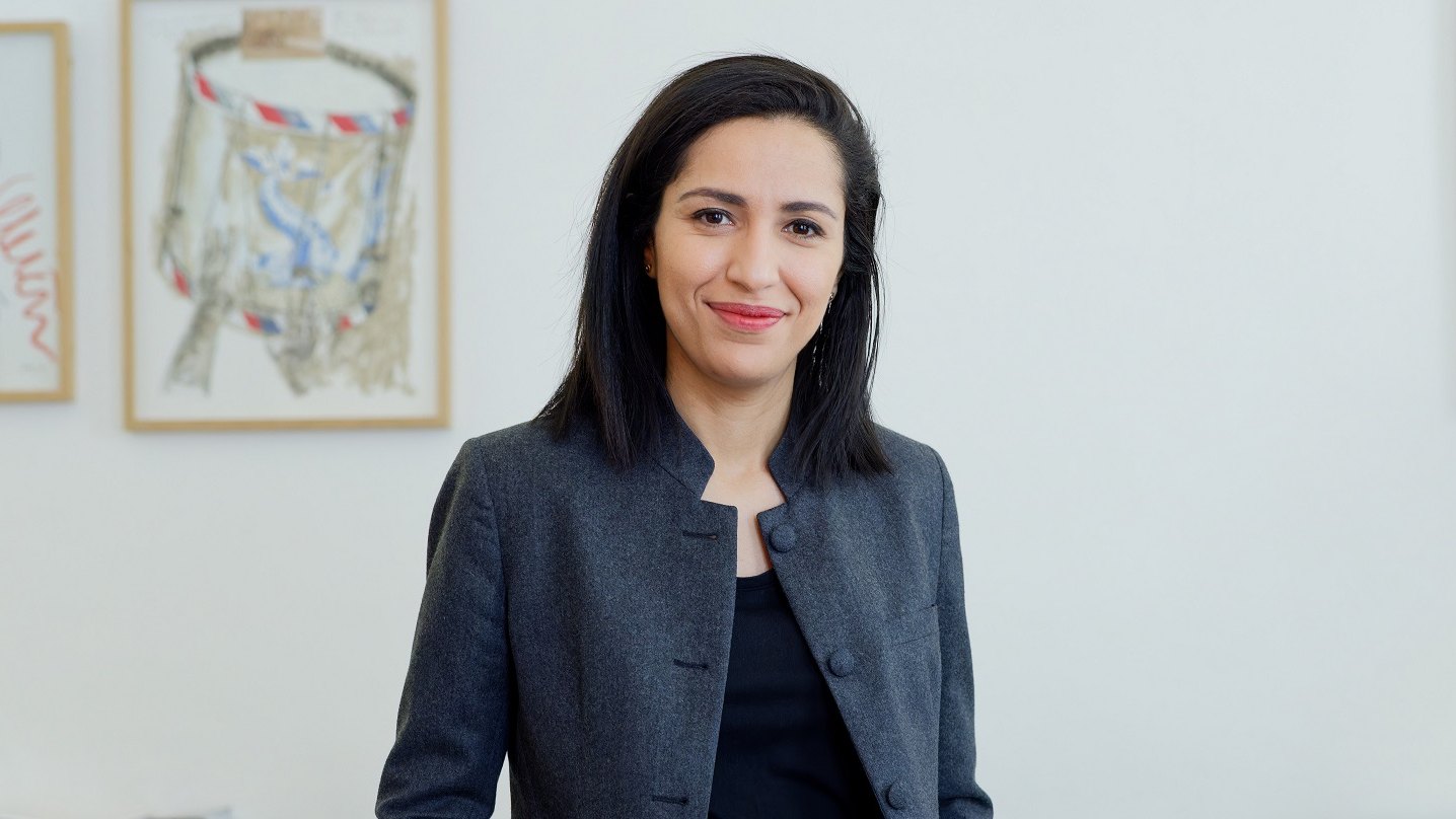 Sarah El Haïry photographiée dans un bureau.