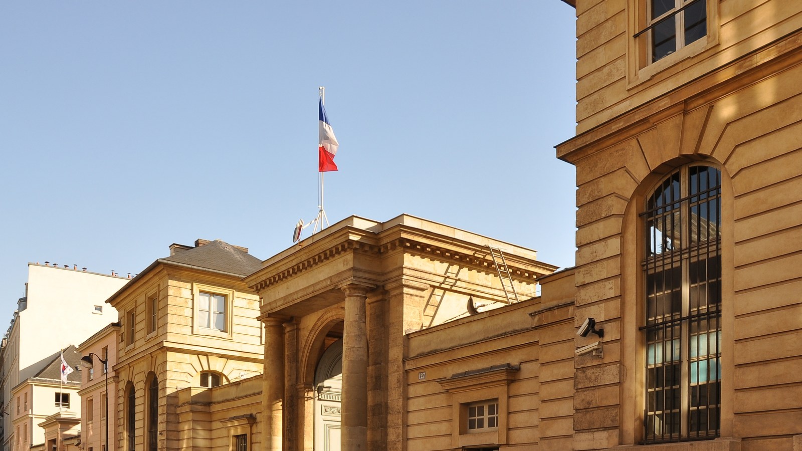 Façade et portique de l'Hôtel du Châtelet à Paris, siège du ministère du Travail, de la Santé et des Solidarités, drapeau tricolore au sommet