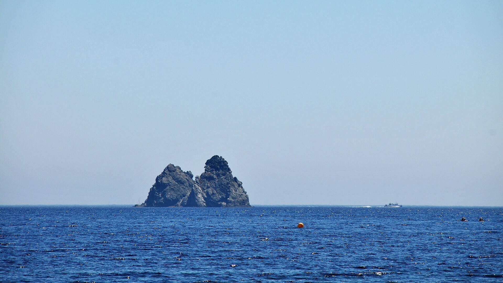 Les rochers des Deux Frères émergeant de la mer au large de Saint-Elme, à La Seyne-sur-Mer