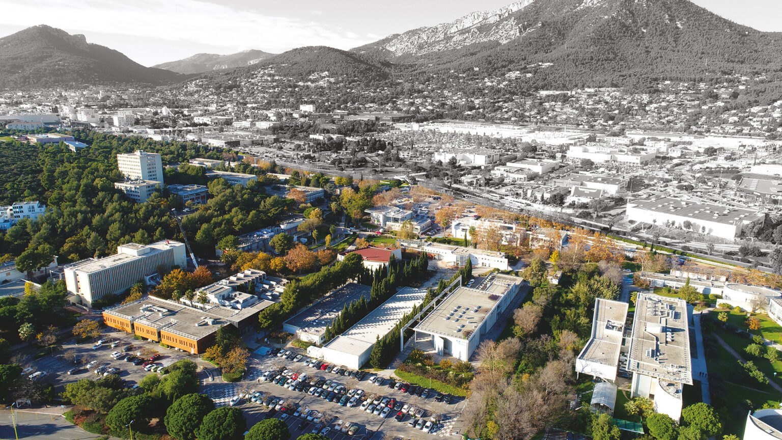 Vue aérienne du campus universitaire de La Garde et de ses bâtiments.