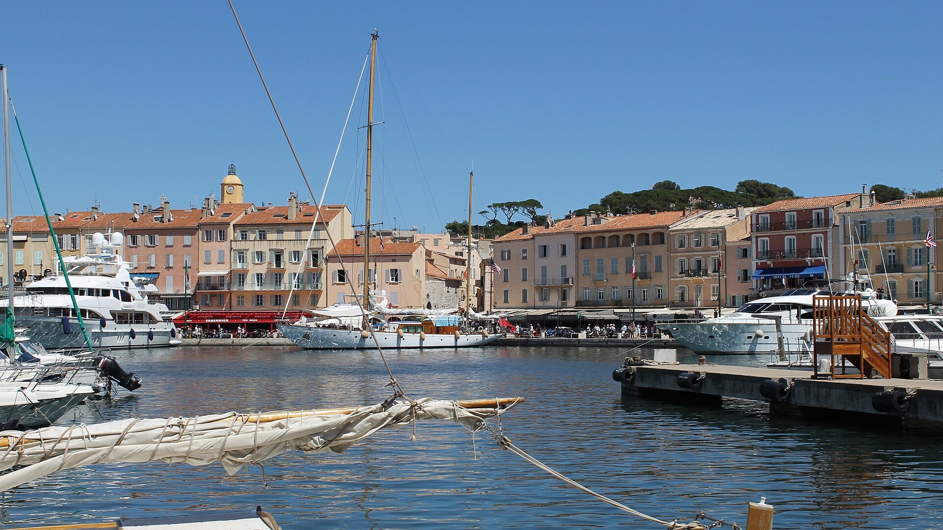 Bateaux amarrés devant les façades colorées du port de Saint-Tropez.