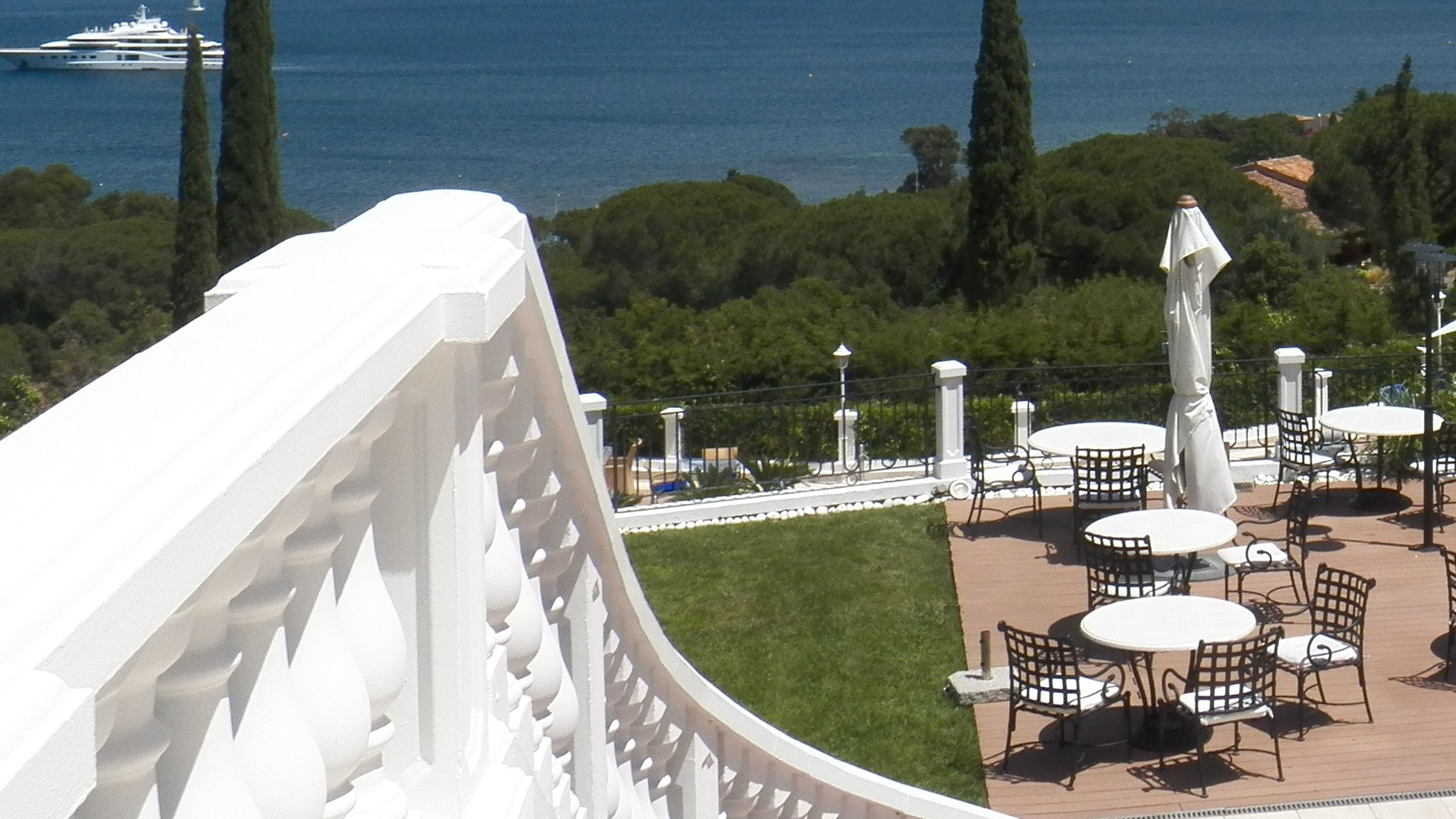Tables et chaises d'une terrasse d'hôtel-restaurant surplombant le golfe de Saint-Tropez, à Gassin