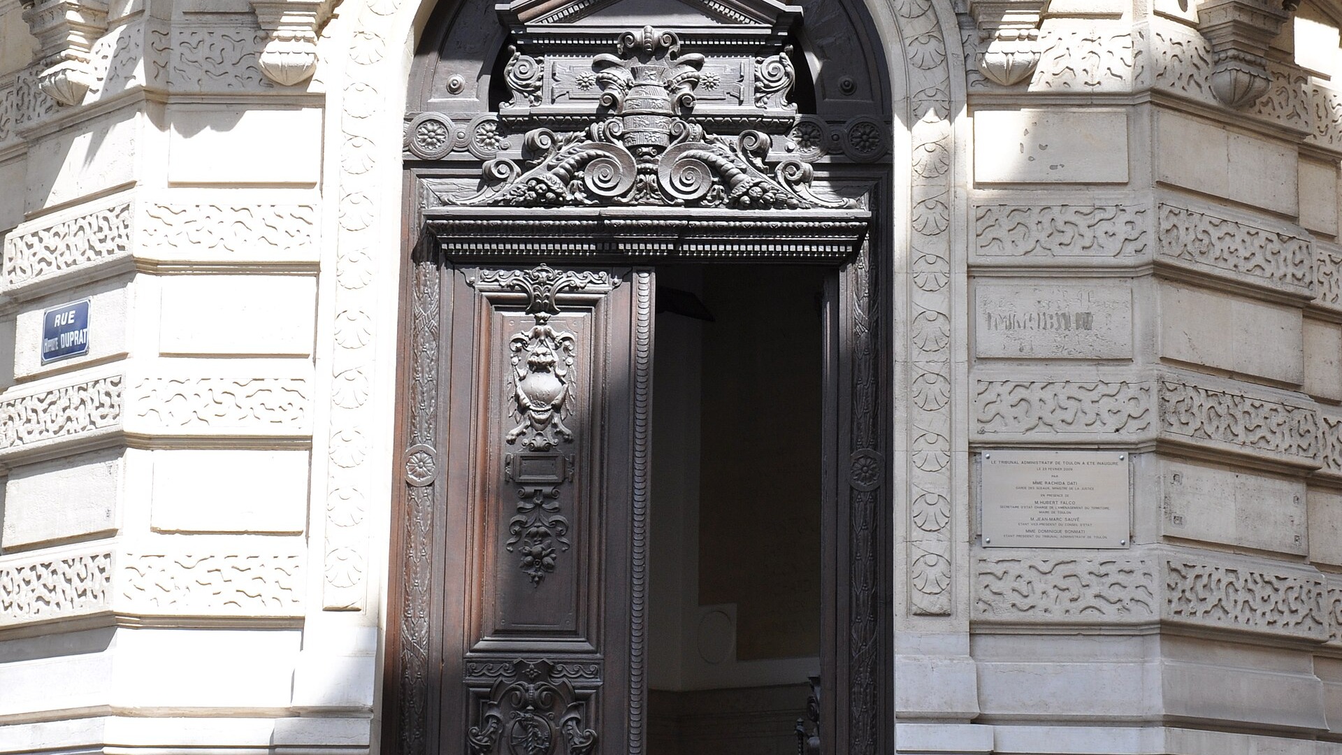 Le portail en bois sculpté de l'entrée du tribunal administratif de Toulon, dans le Var.