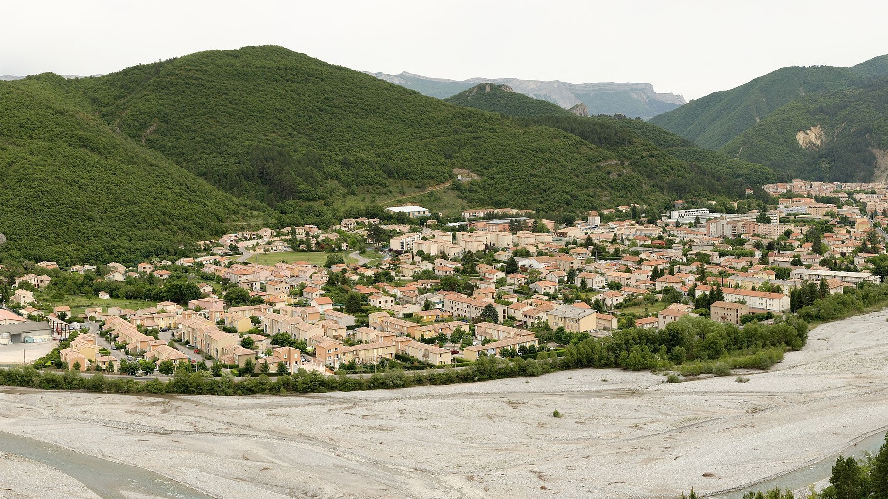 Vue de la ville de Digne-les-Bains, préfecture des Alpes-de-Haute-Provence, blottie dans sa vallée au bord du large lit de la Bléone.