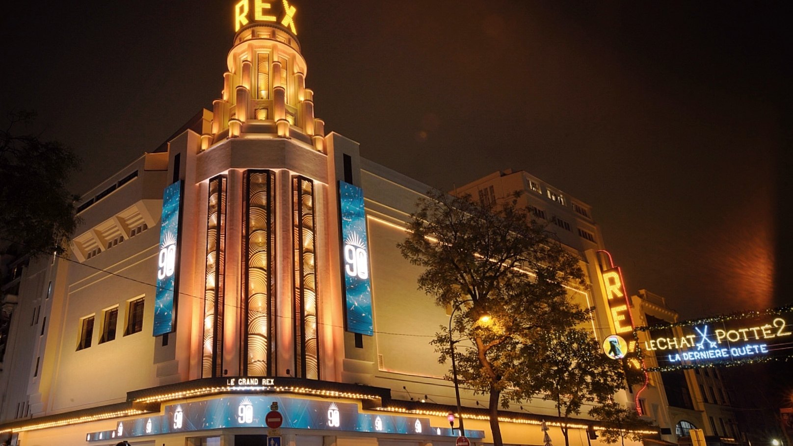 La façade éclairée du Grand Rex à Paris.