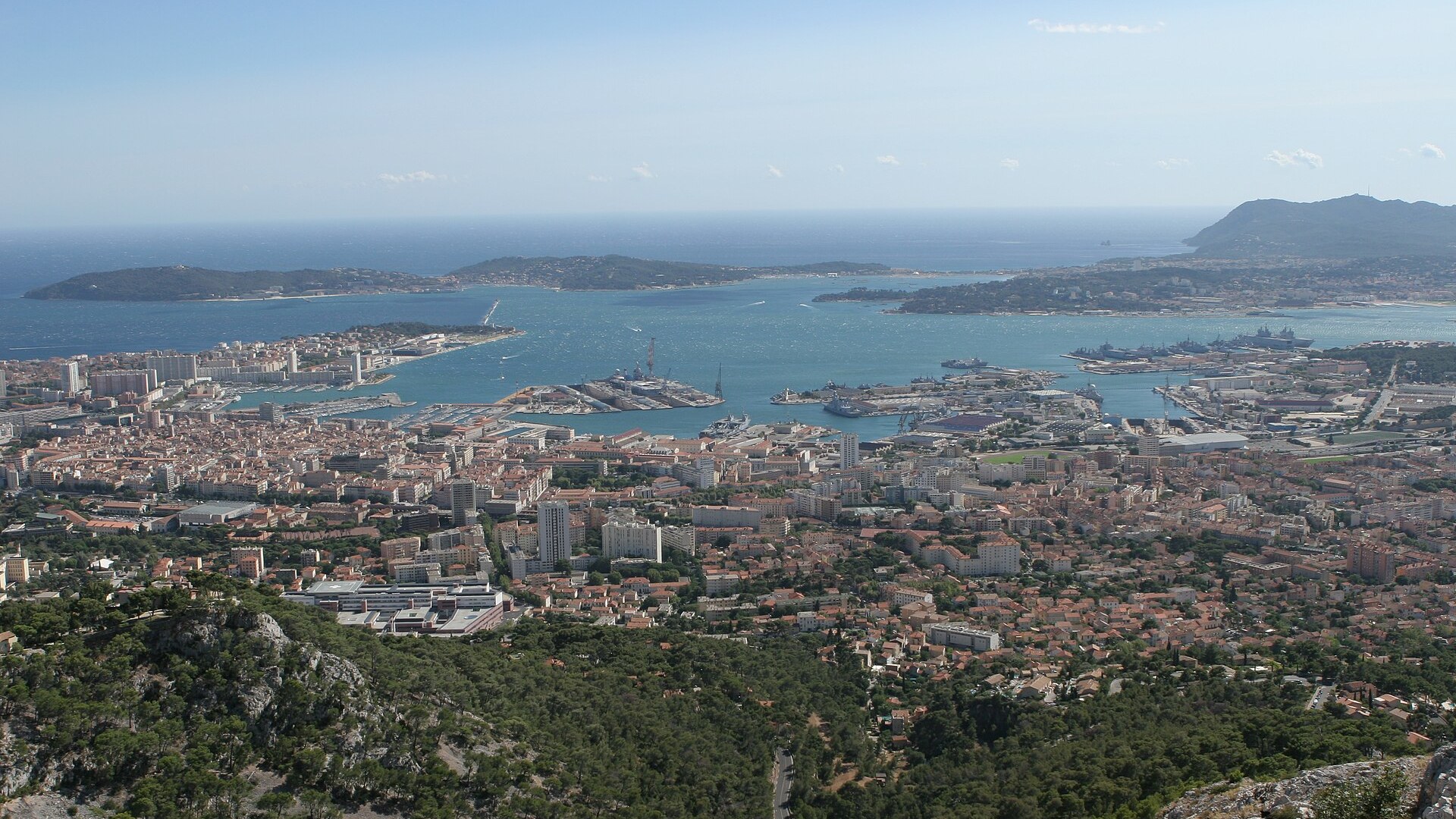 Vue aérienne de la ville de Toulon et de sa rade, depuis le mont Faron