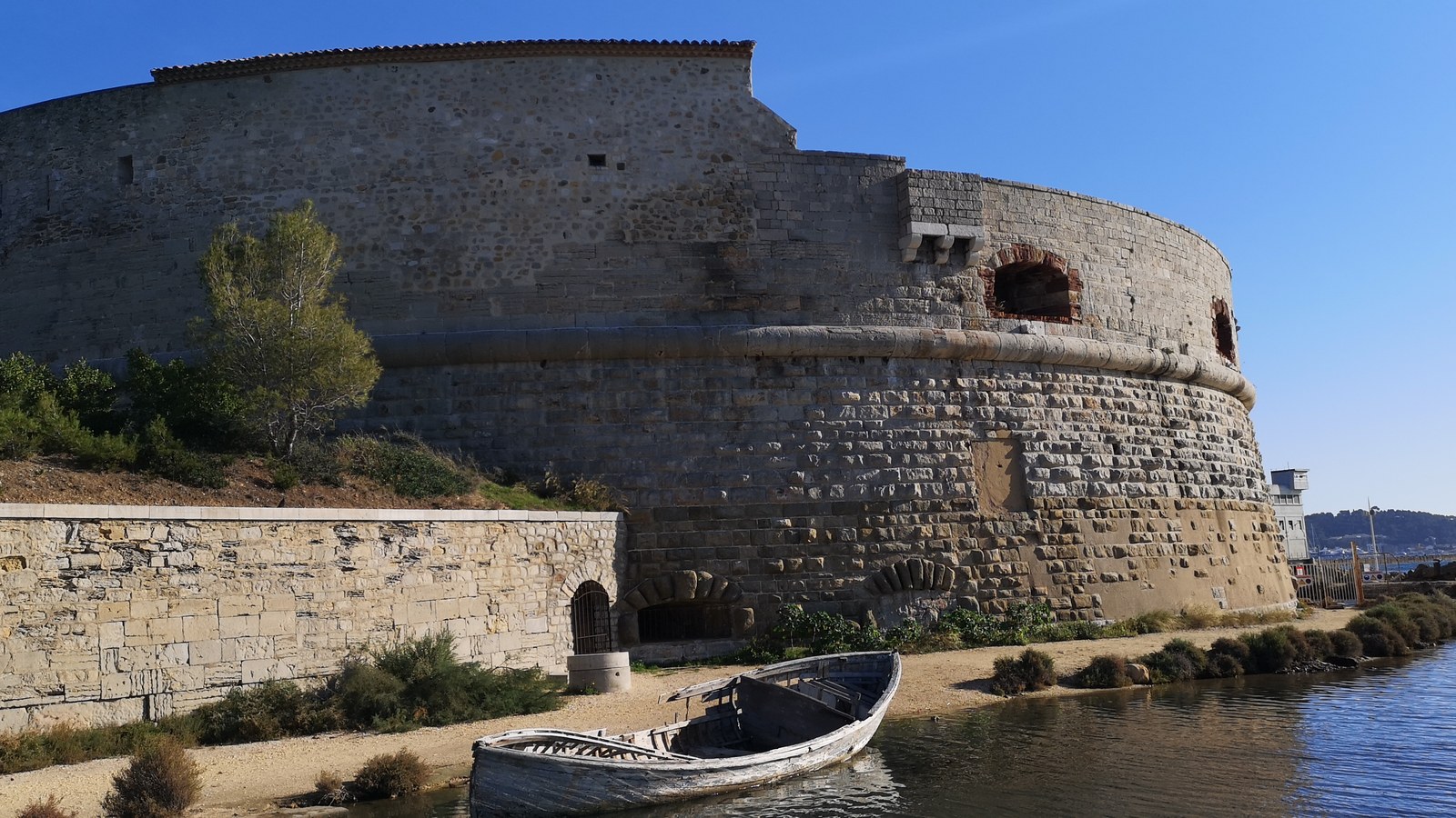La Tour Royale de Toulon, ancien fort de pierre au bord de la rade, une vieille barque échouée sur la grève