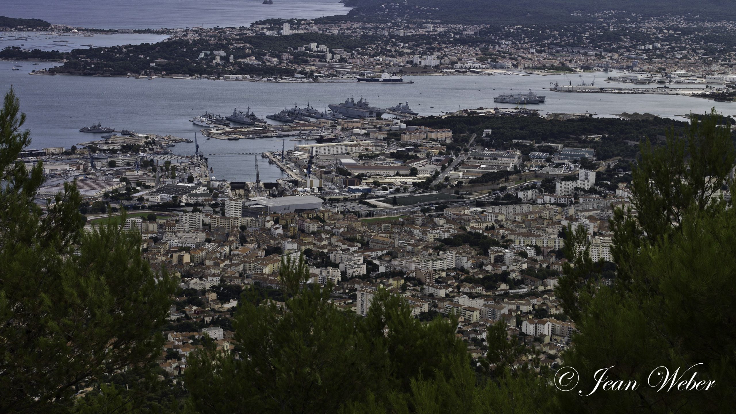 Vue de Toulon et de sa rade depuis le mont Faron : toits de la ville et plan d’eau.