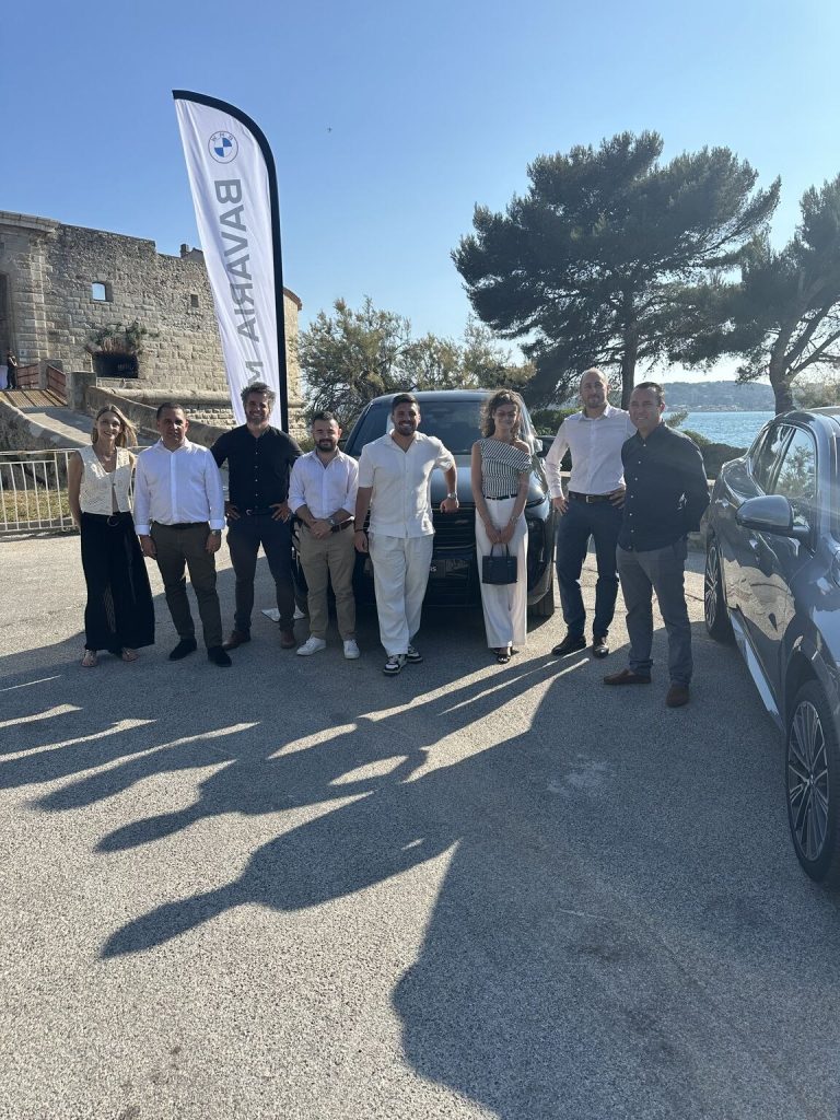 Des participants à l’accueil de la soirée solidaire. Photographie du partenaire Bavaria Motors.
