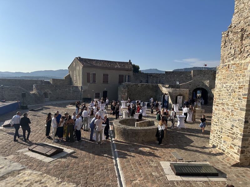 Les participants se retrouvent dans l’enceinte de la Tour Royale. Photographie du partenaire Bavaria Motors.