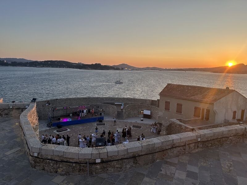 Vue de la Tour Royale pendant la soirée solidaire. Photographie du partenaire Bavaria Motors.