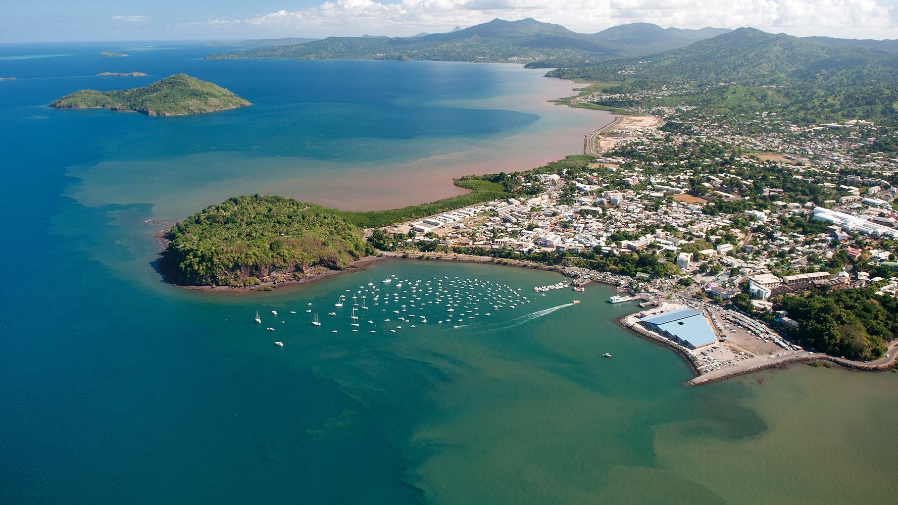 Vue aérienne de Mamoudzou, chef-lieu de Mayotte, et de son lagon