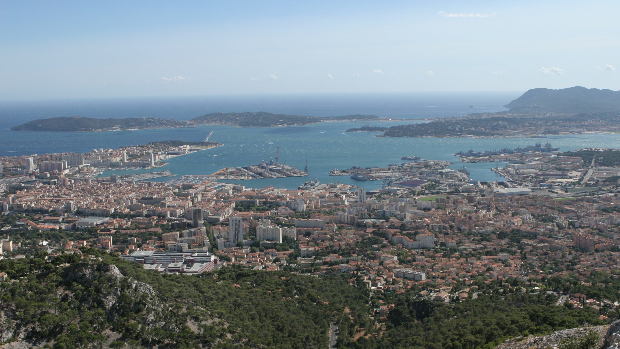 Vue de la ville de Toulon et de sa rade depuis le mont Faron, dans le Var