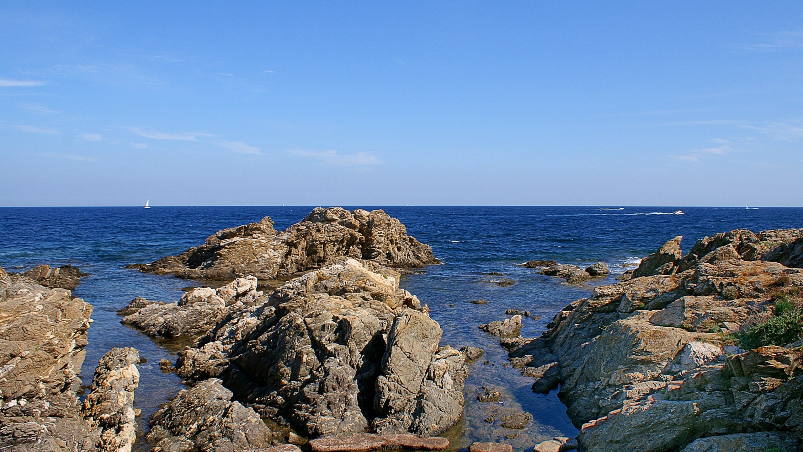 Rochers du sentier du littoral au bord de la Méditerranée, sur la côte varoise