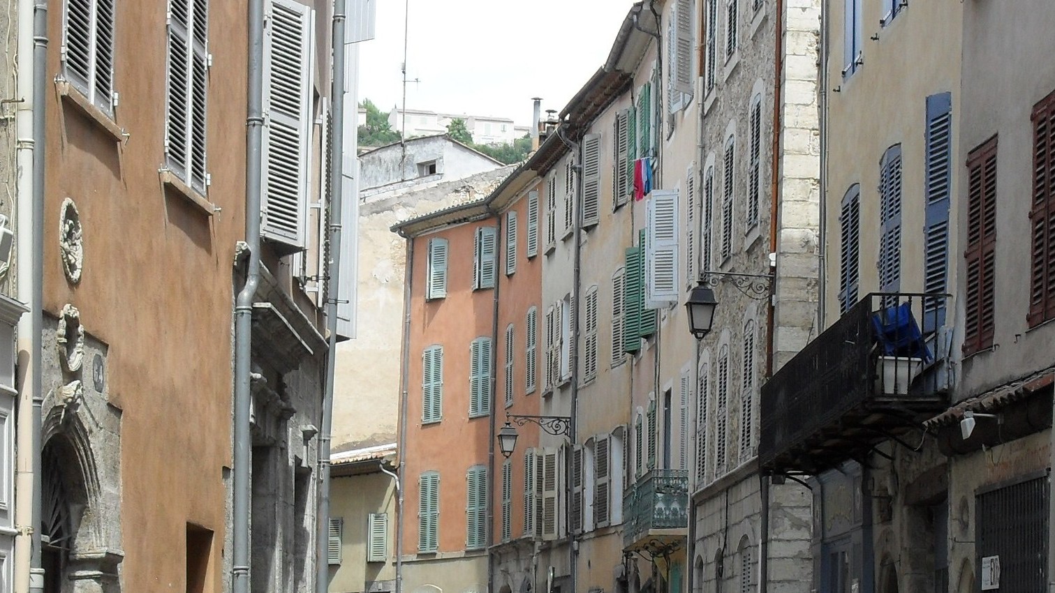 Rue de la vieille ville de Draguignan, bordée de maisons provençales aux volets colorés