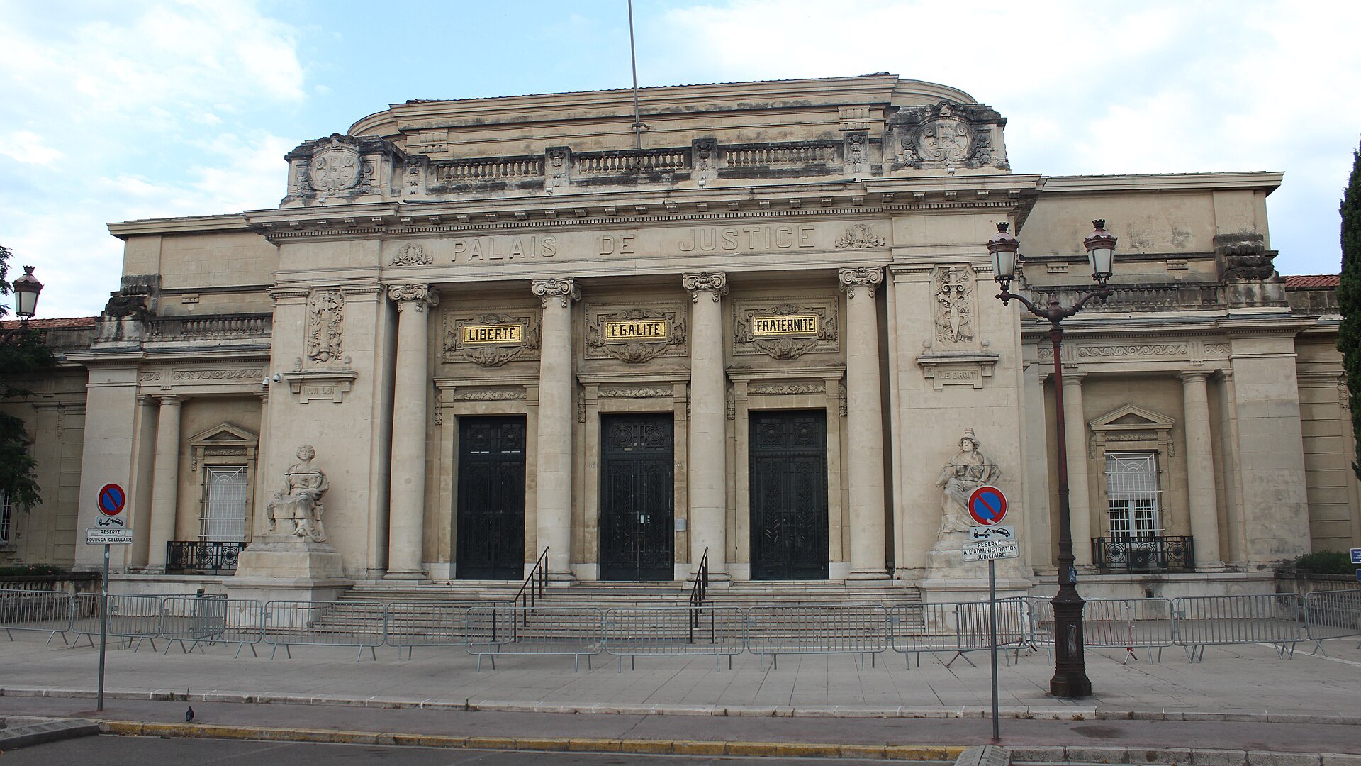 Façade du Palais de justice de Toulon, portant la devise Liberté Égalité Fraternité.