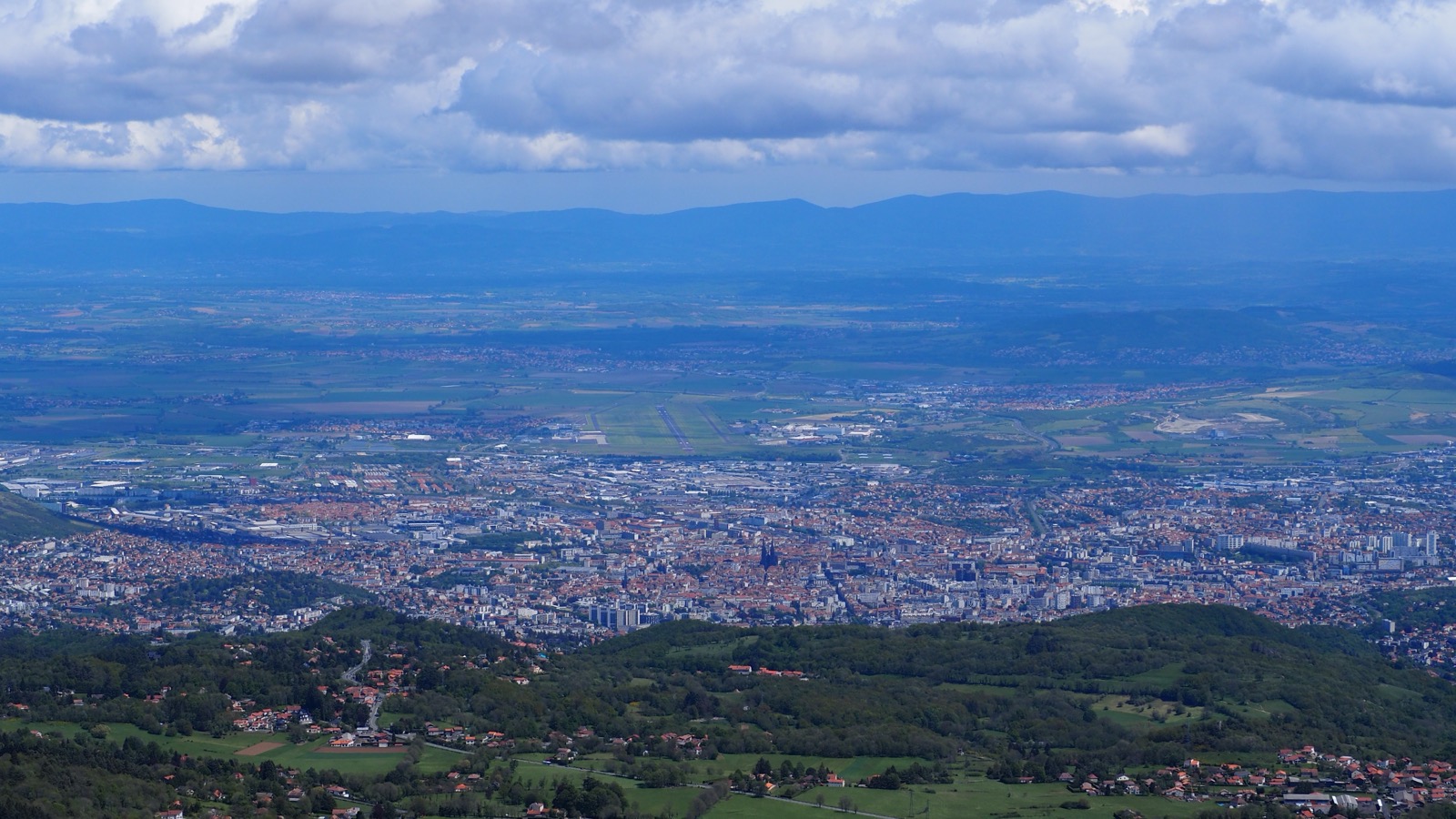 Vue panoramique de Clermont-Ferrand depuis le Puy de Dôme, la ville étendue au pied des montagnes