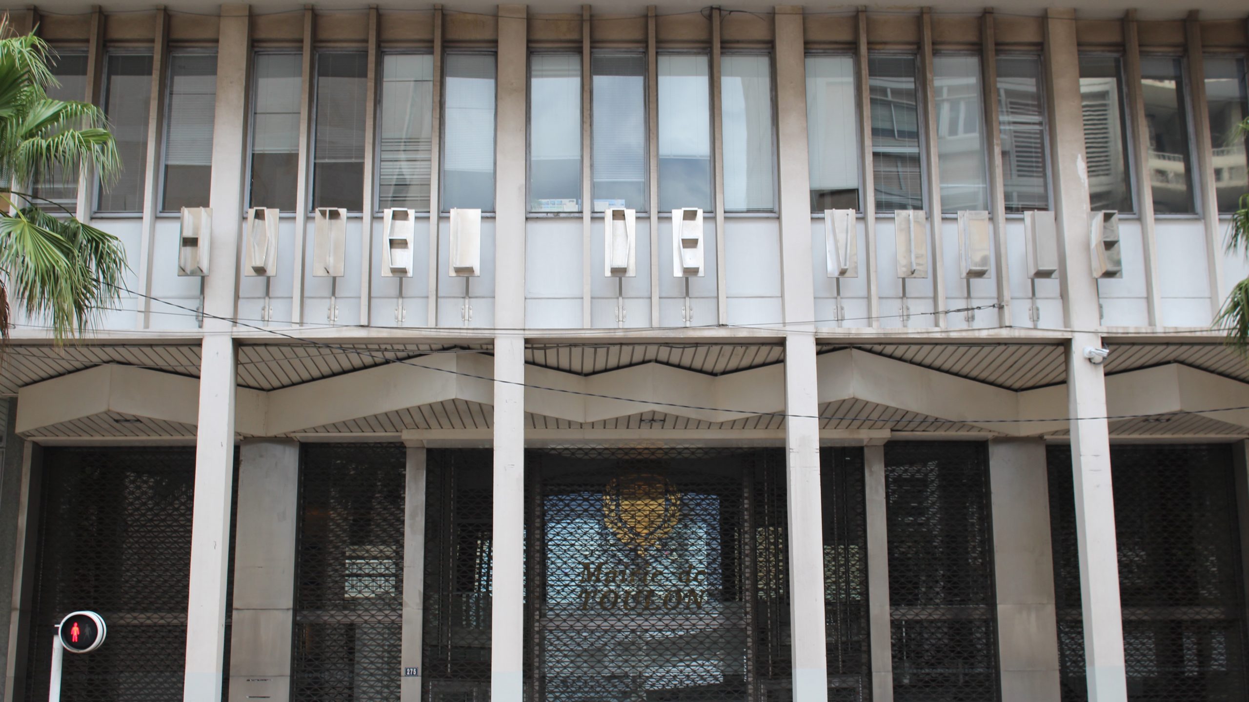 La façade de l'hôtel de ville de Toulon, portant l'inscription « Hôtel de ville » et le sceau « Mairie de Toulon ».