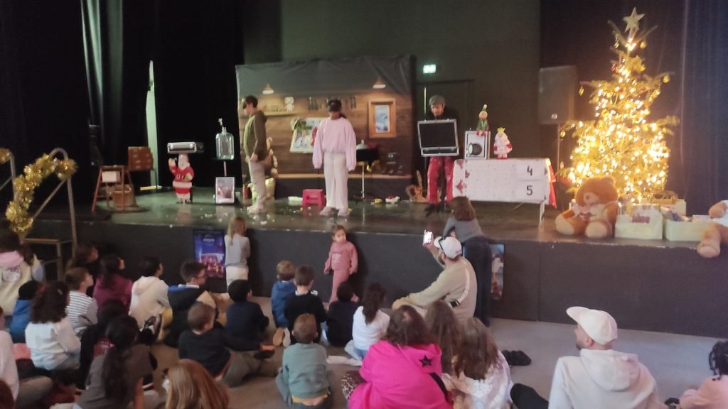 La scène et le public pendant le spectacle de l’Arbre de Noël.