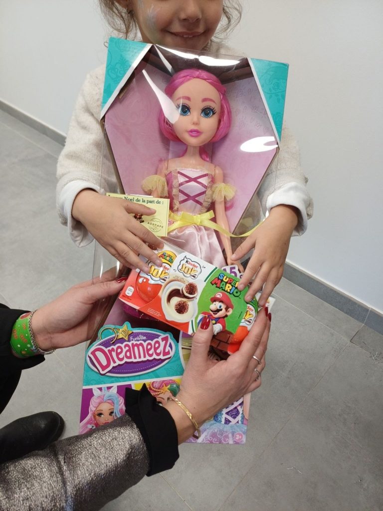 La découverte d’un cadeau pendant la distribution.