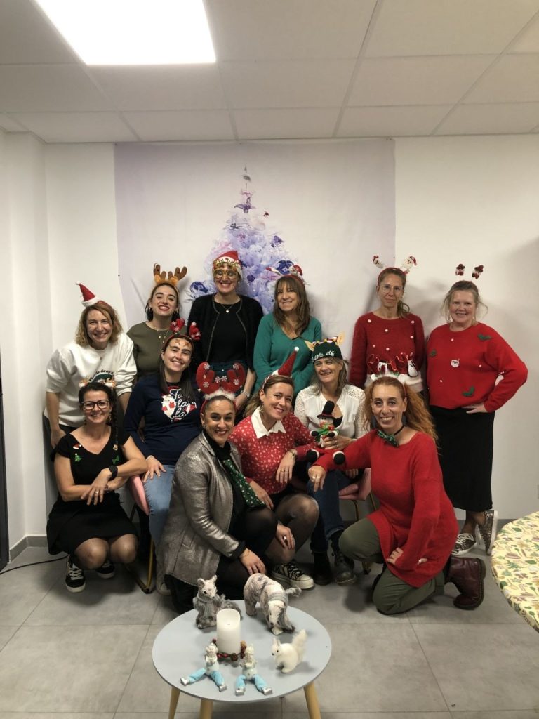Une photographie de groupe autour des cadeaux.