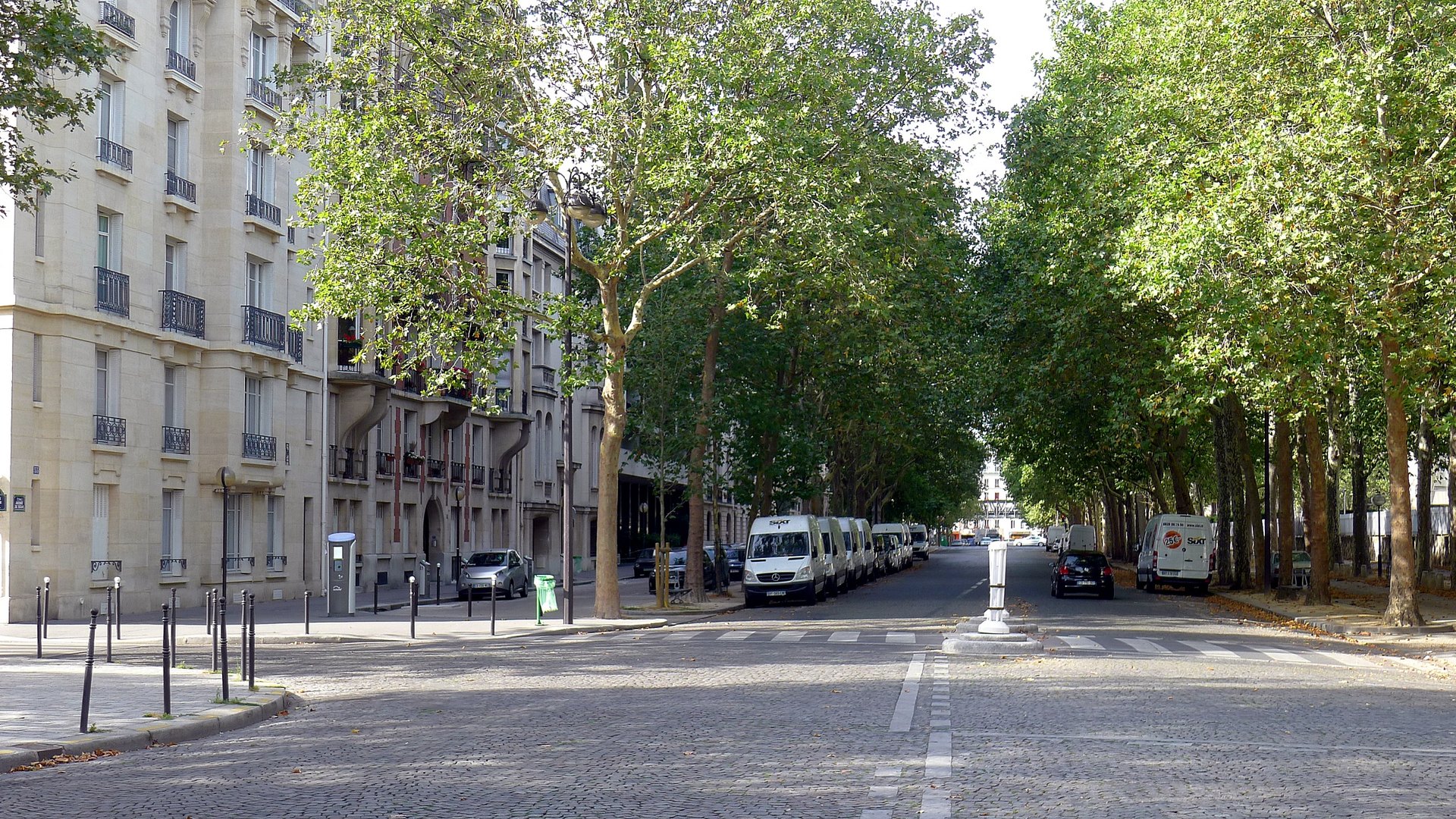 Des immeubles et des arbres le long de l’avenue de Ségur.