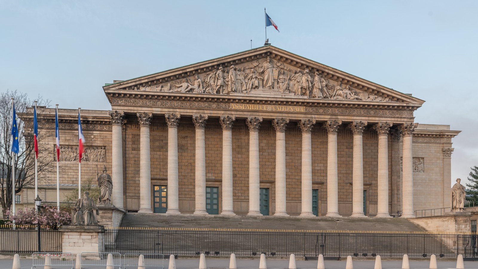 Façade à colonnes du Palais Bourbon, siège de l'Assemblée nationale, à Paris
