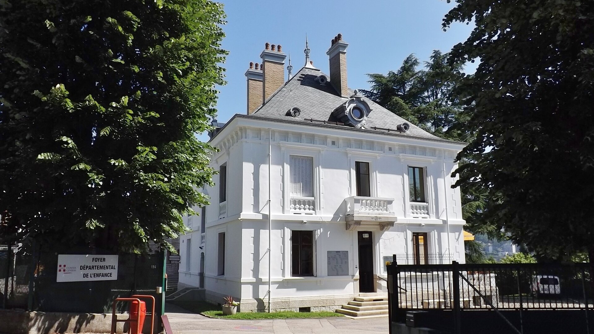 Façade du foyer départemental de l'enfance de la Savoie, un service départemental de l'aide sociale à l'enfance