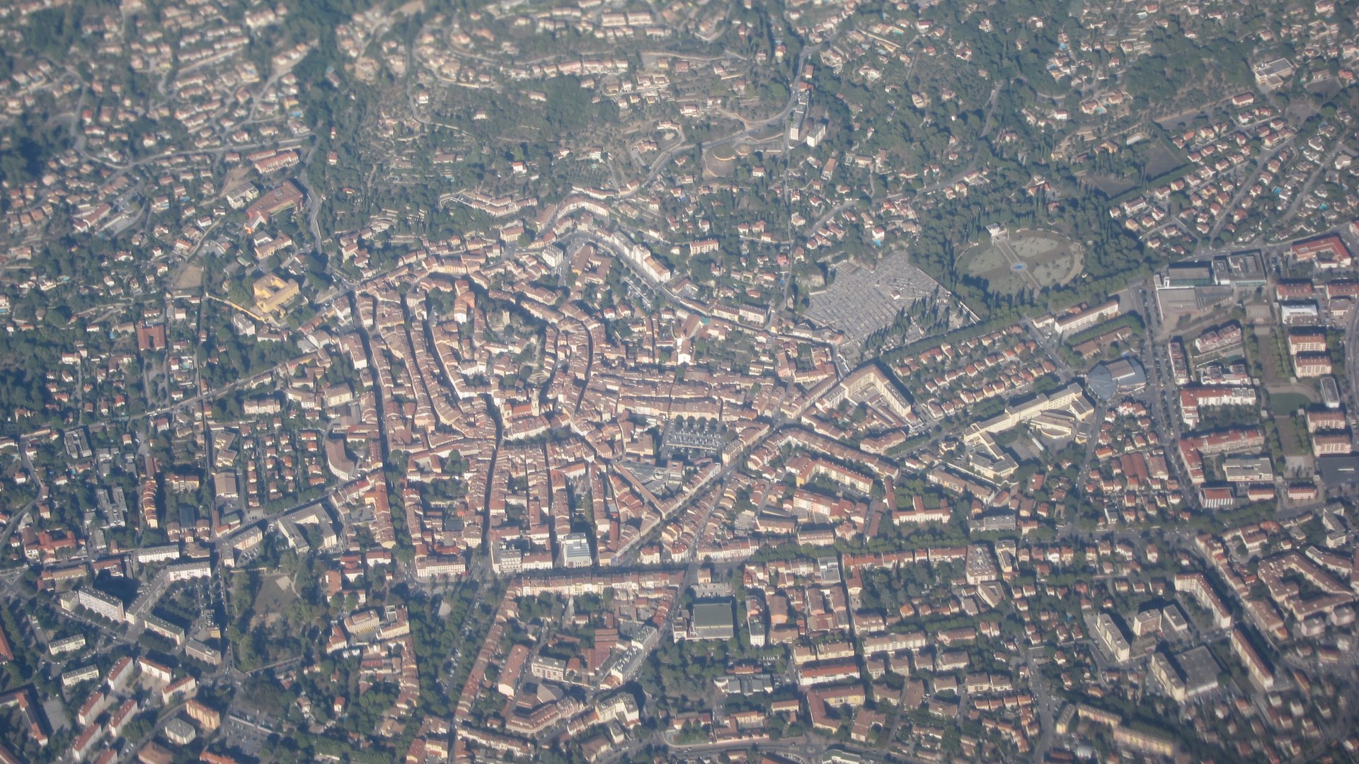 Vue aérienne de Draguignan et de ses quartiers autour du centre ancien.