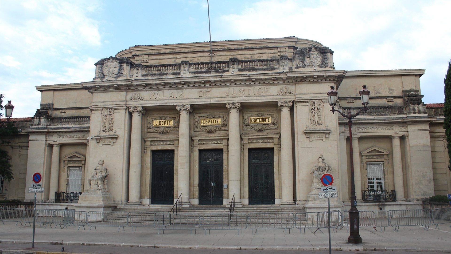 La façade du palais de justice de Toulon, avec l’inscription « Palais de justice » et la devise Liberté Égalité Fraternité.
