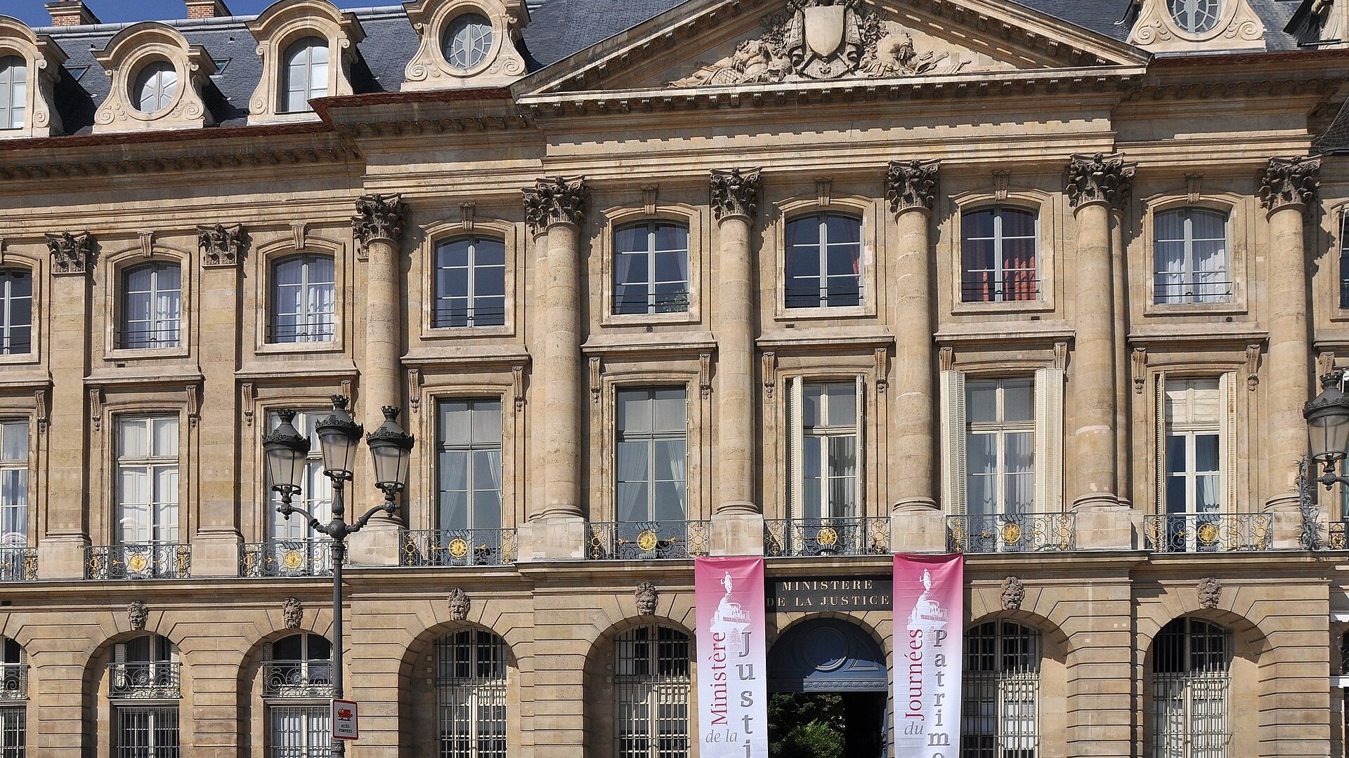 Façade de l’hôtel de Bourvallais, siège du ministère de la Justice.