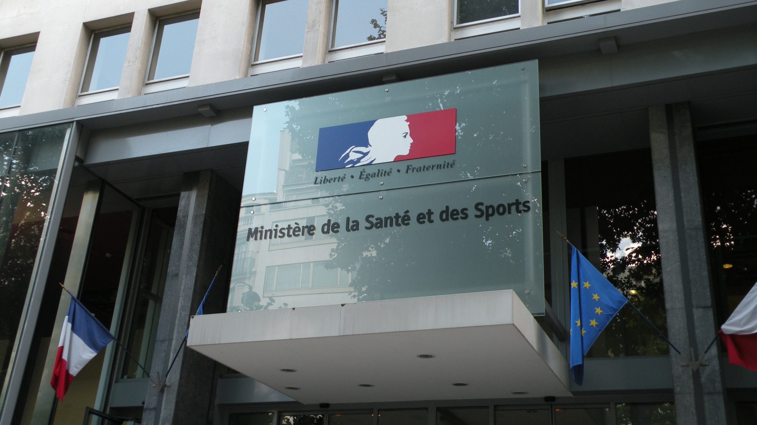 L’entrée du ministère de la Santé et ses drapeaux.