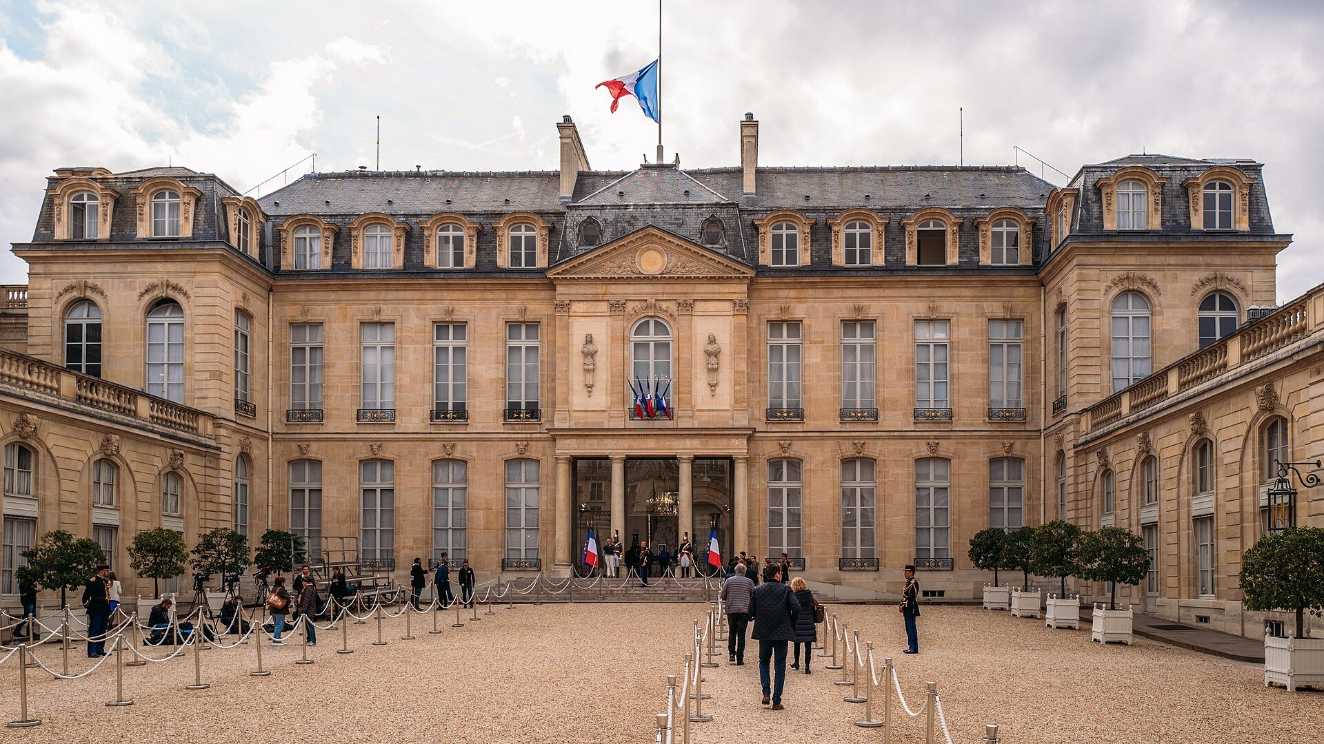 La cour et la façade du palais de l’Élysée.
