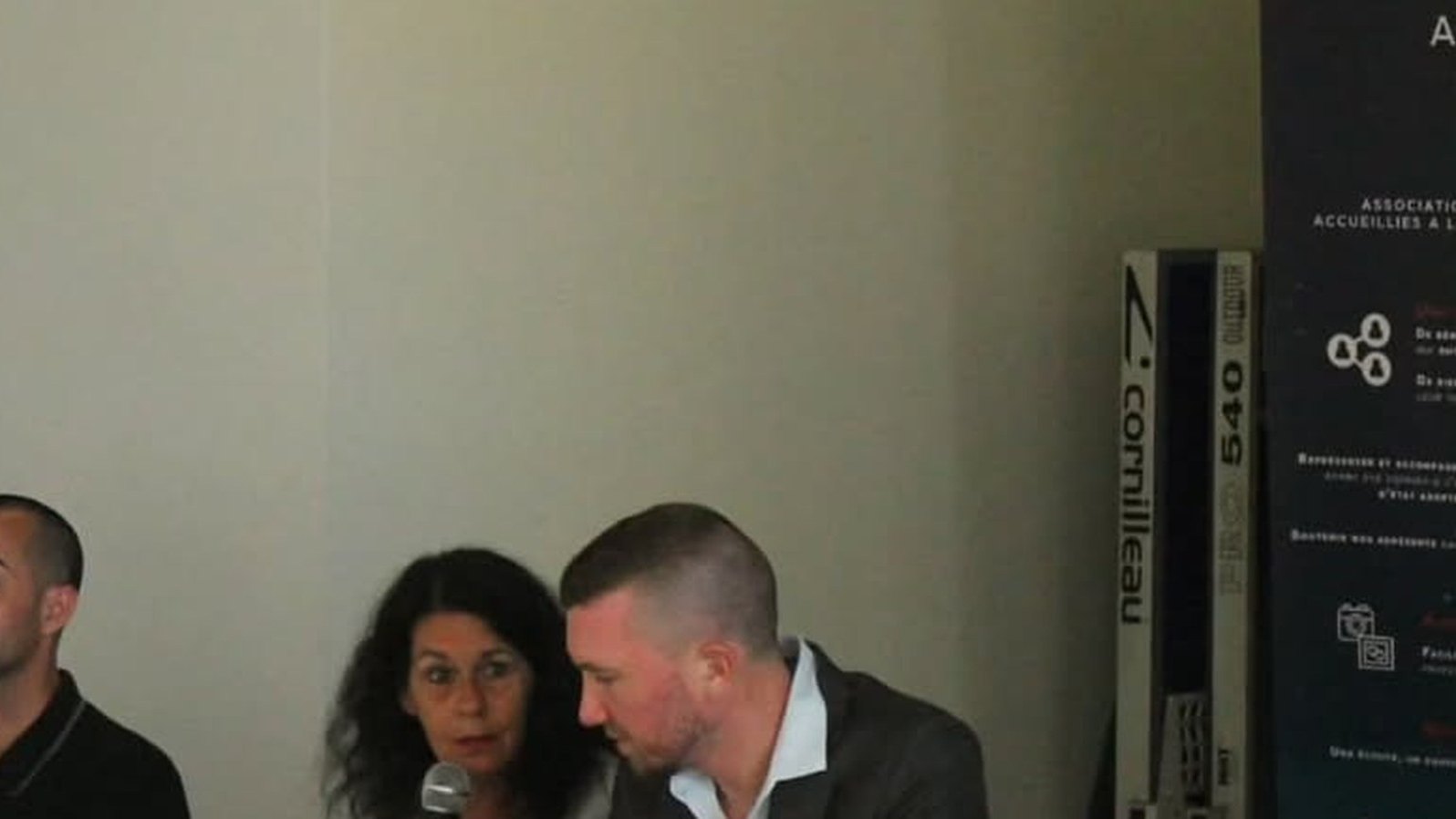 Alexandre Henry assis à la table d’une réunion associative.