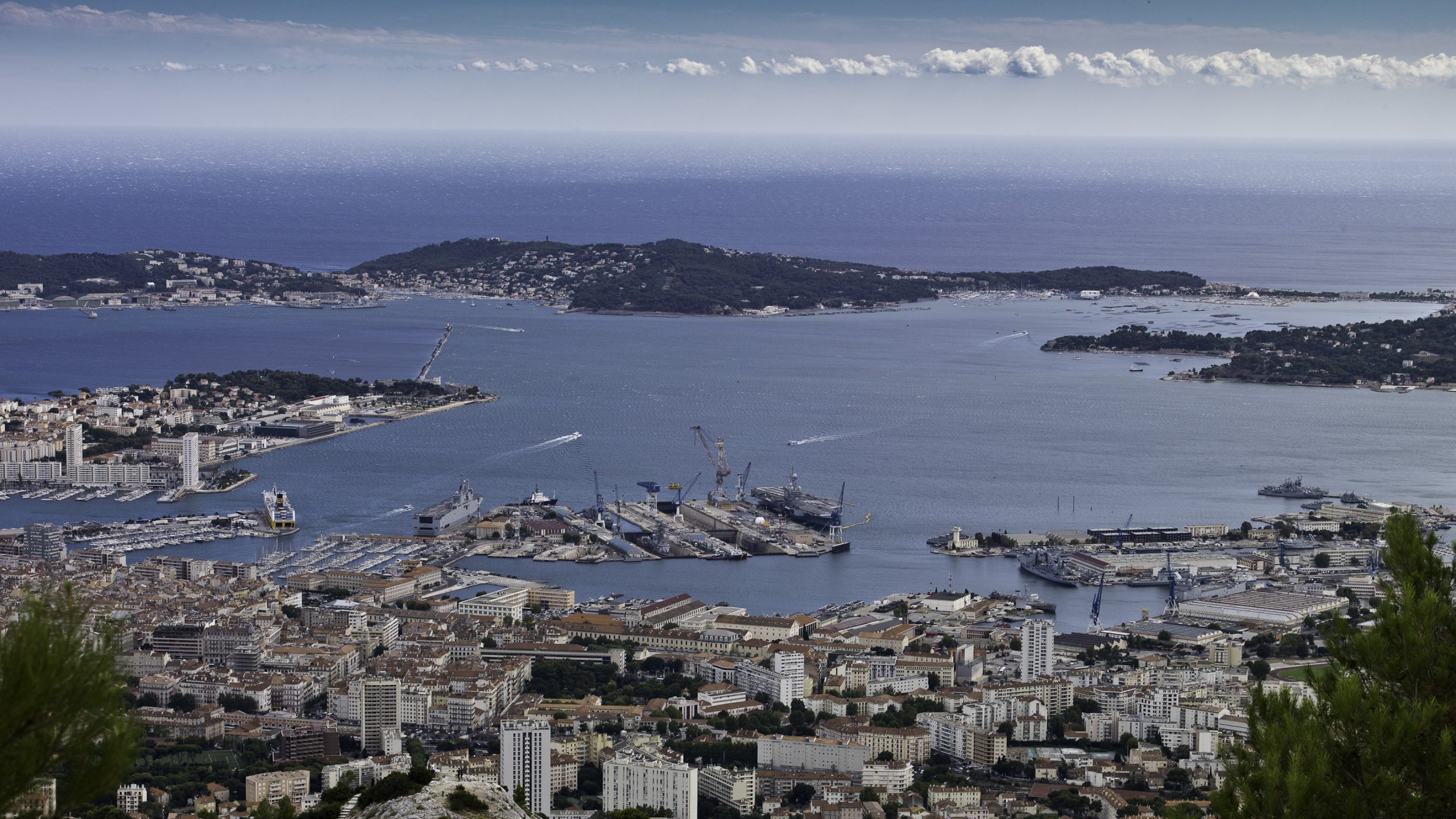 Vue panoramique de la rade et du port de Toulon depuis le Mont Faron, sous un ciel dégagé