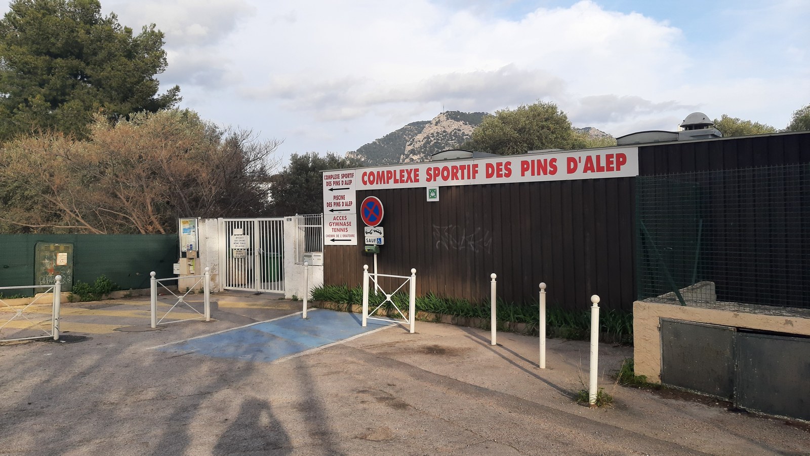 L’entrée du complexe sportif des Pins d’Alep à Toulon.