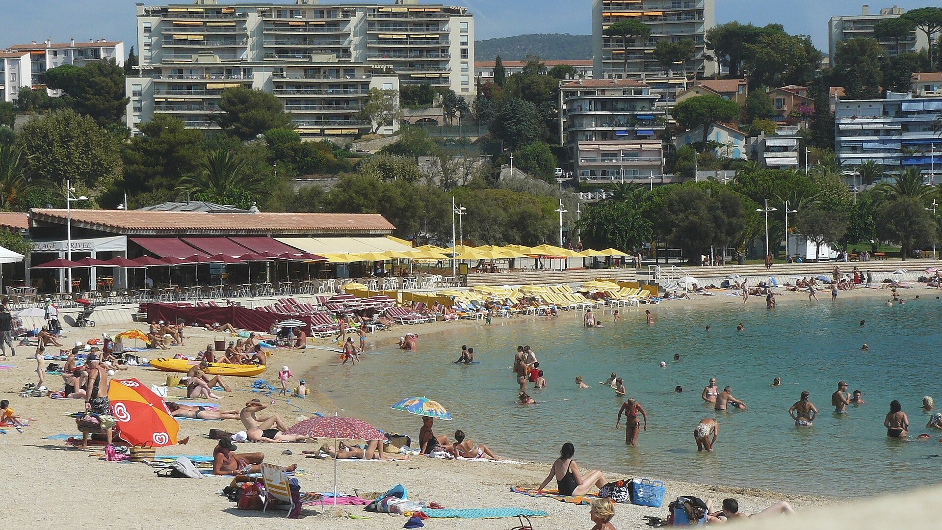 Une plage fréquentée du Mourillon, au bord de la rade de Toulon.