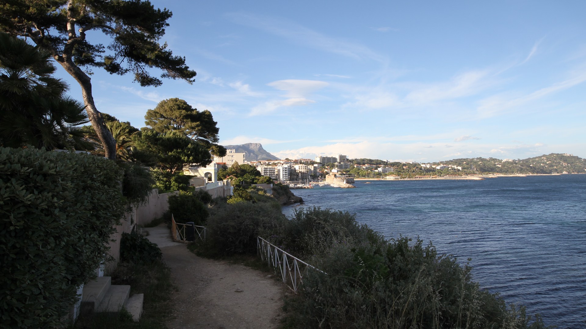 Un sentier en bord de mer au Mourillon, sous les pins.