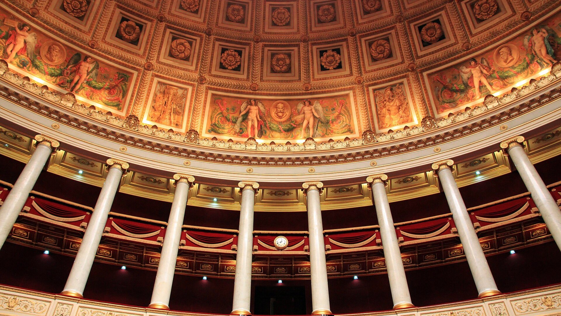 Galeries et plafond de l’hémicycle de l’Assemblée nationale.
