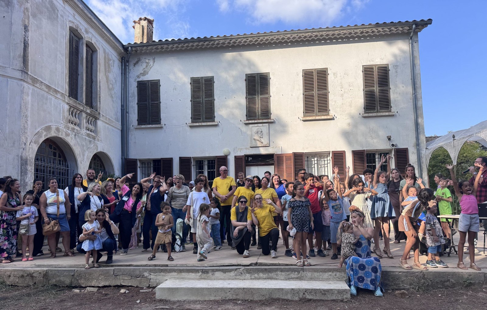 Photographie collective de la Fête des familles devant le musée. Source : UDAF du Var.