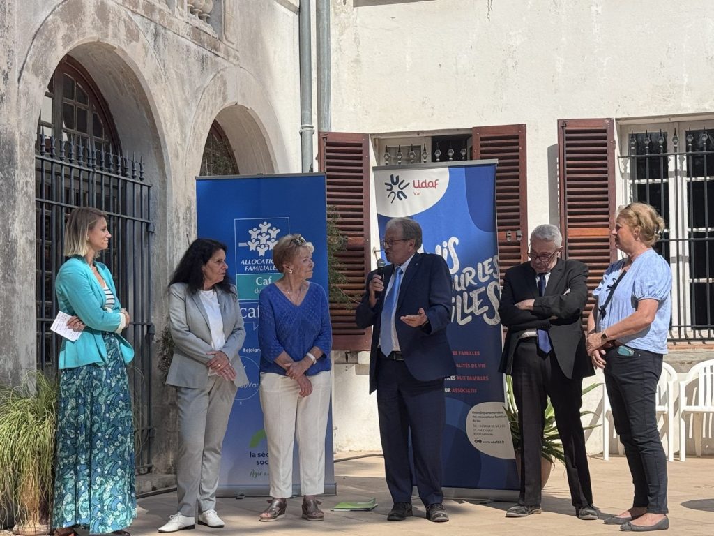 Les intervenants réunis devant le musée. Source : UDAF du Var.