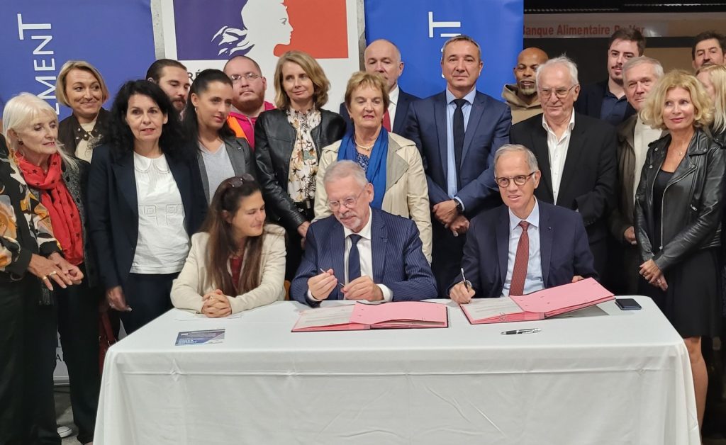 Photographie collective pendant la signature de conventions. Source : Préfecture du Var.
