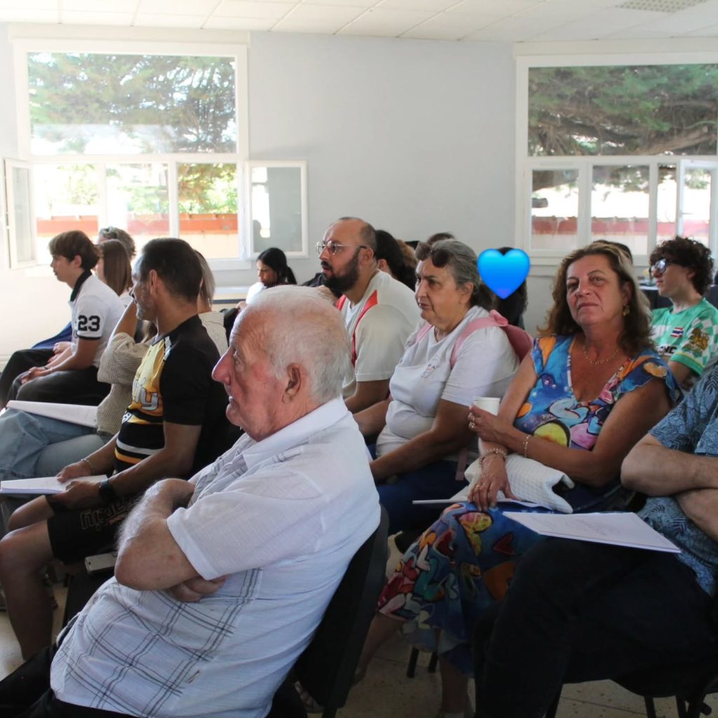 Les participants installés dans la salle.