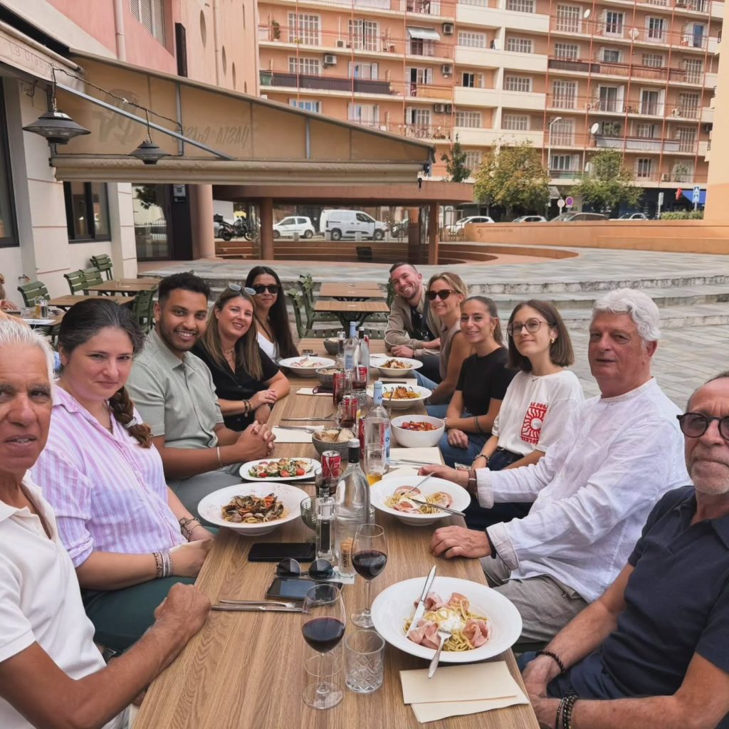 Un repas partagé à l’extérieur.