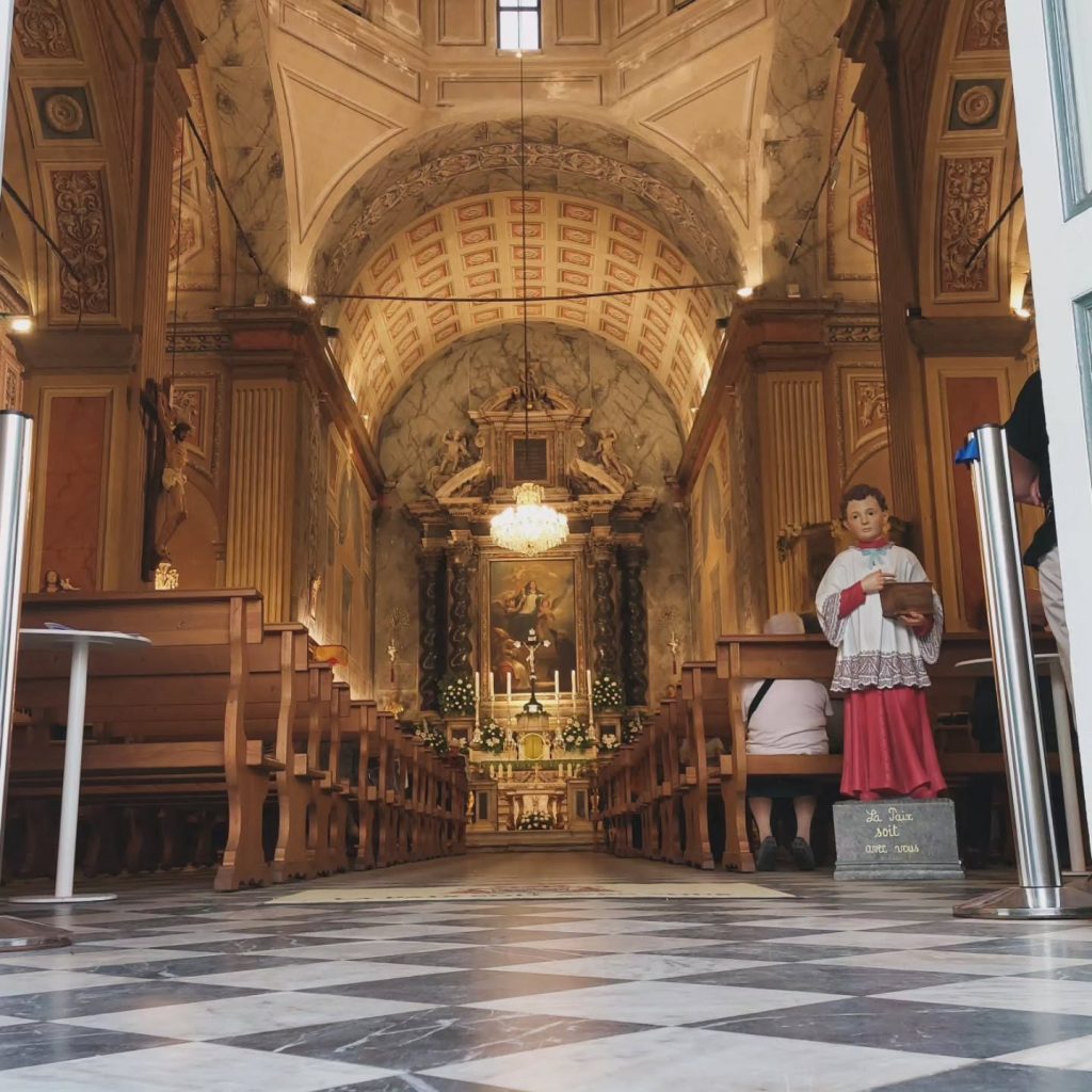 Vue intérieure d’une église pendant le déplacement en Corse.
