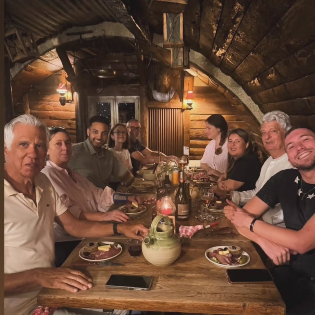 Les participants réunis autour d’une table.