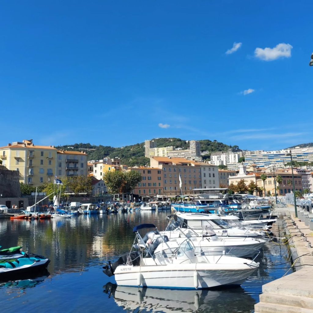 Vue du port pendant le déplacement en Corse.